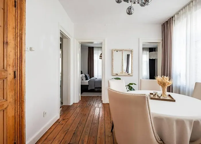 Charming Historical In Galata Istanboel