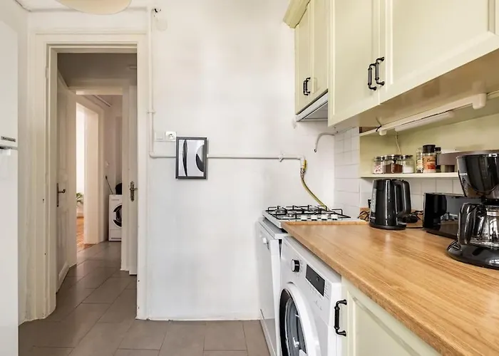 Charming Historical In Galata * Istanboel